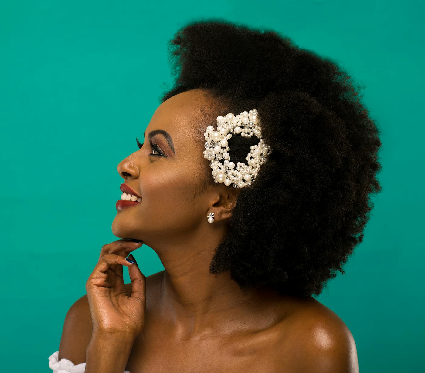 Kenyan woman with nice hairstyle - via Pexels